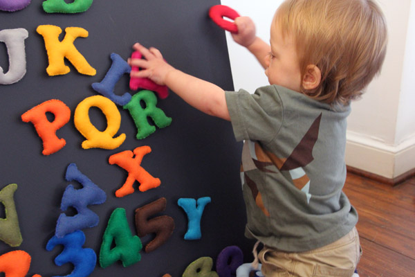 تعليم الأطفال الحروف الهجائية