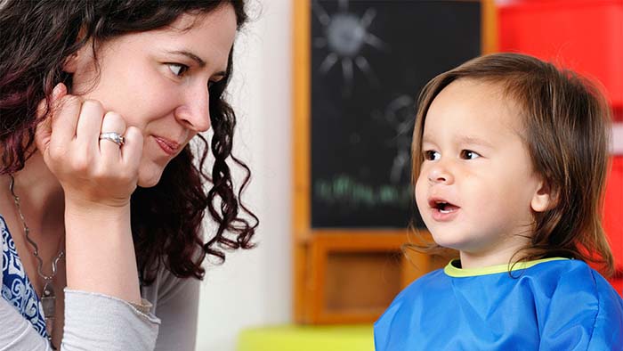 كيف تجعلين طفلك يسمع كلامك وينفذه بسهولة ؟