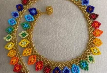 سلاسل من الخرز الملون