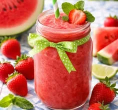 مشروب البطيخ والفراولة الغازي