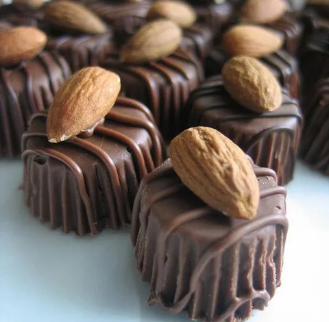 بسكويت بالشيكولاتة واللوز اللذيذ