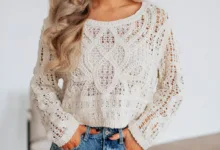 بلوزة كروشية باللون الأبيض