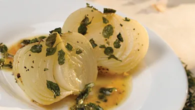 البصل الأبيض المطهو بالأعشاب