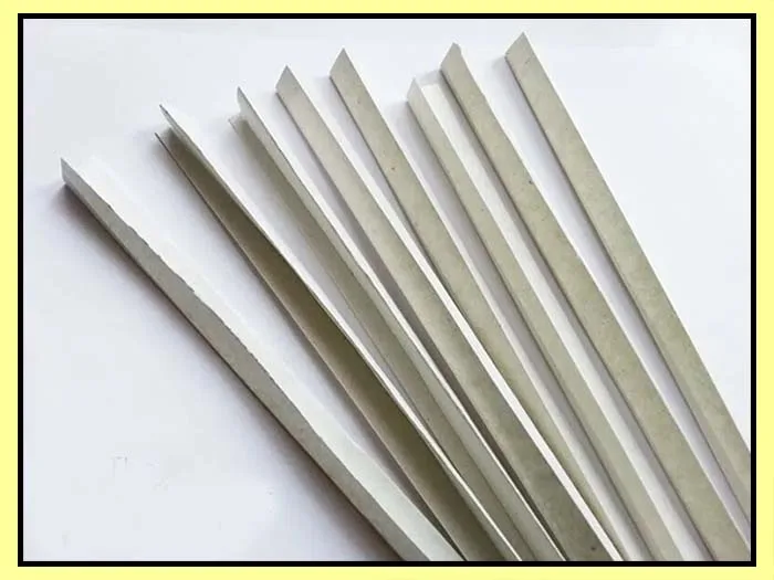 الخطوة 2 لعمل سلة من الورق لف الشرائط وتشكيل الأنابيب