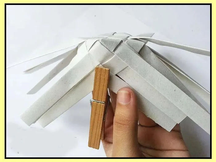 الخطوة 4 لعمل سلة من الورق تشكيل الجوانب