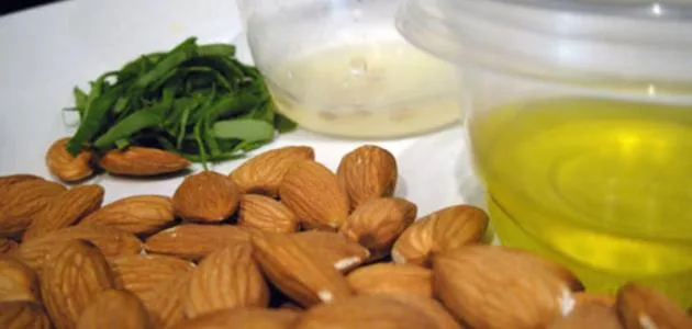 علاج الشعر المجعد بزيت اللوز