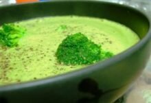 شوربة البروكلي والجبنة بالقشطة