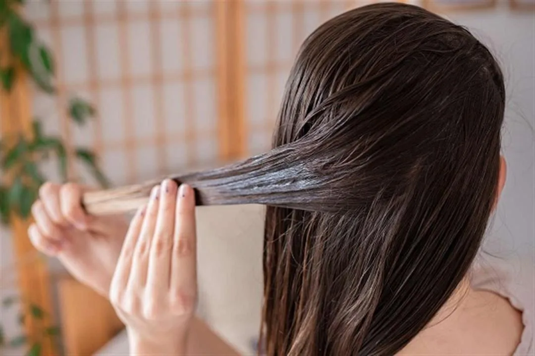 فرد الشعر بزيت الخروع