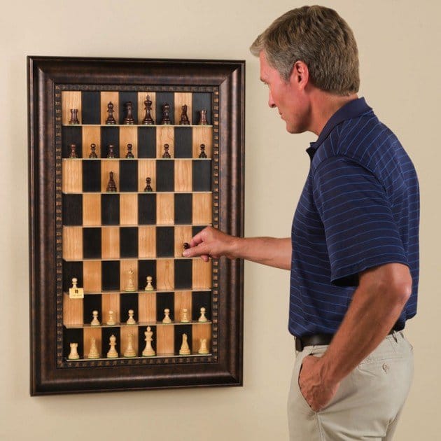 لعبه الشطرنج معلقه على الحائط ومزينه بإطار صورة قديم