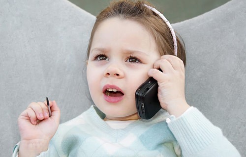 الهاتف يساعد فى التواصل مع الطفل عن بعد