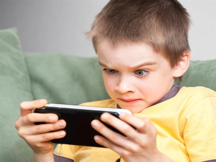 كيف تؤثر الهواتف الذكية علي الأطفال؟