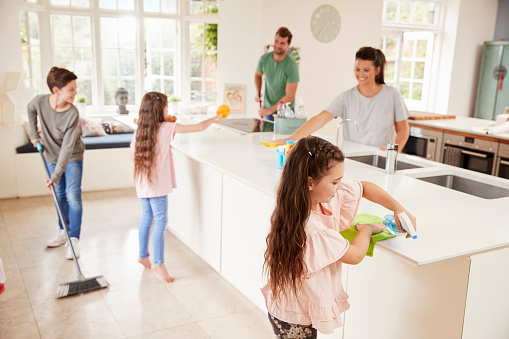أهمية تعليم الأطفال المساهمة في أعمال المنزل