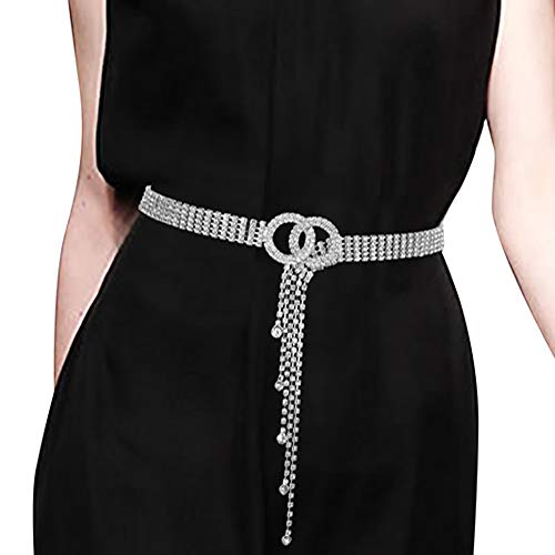 الفستان الأسود مع حزام مزين بالفصوص اللامعة