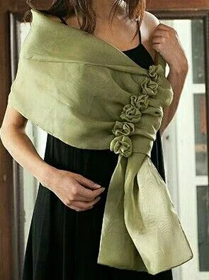 الشال يزيد الفستان الأسود أناقة-2