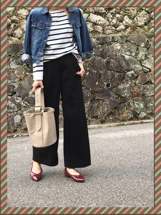 Wide leg جينز + قميص مقلم بالعرض + جاكيت قصير = ستايل ممتلئ وعصري