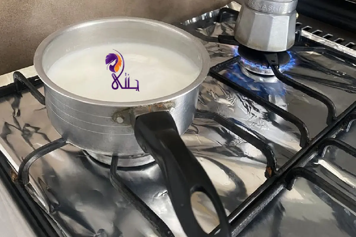 خليط حلى السميد اللذيذة بالحليب يطهى في قدر على نار هادئة مع التقليب المستمر